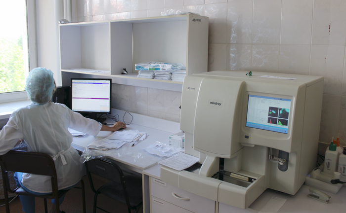 Производительность установленного в учреждении биохимического модуля составляет до 400 тестов в час